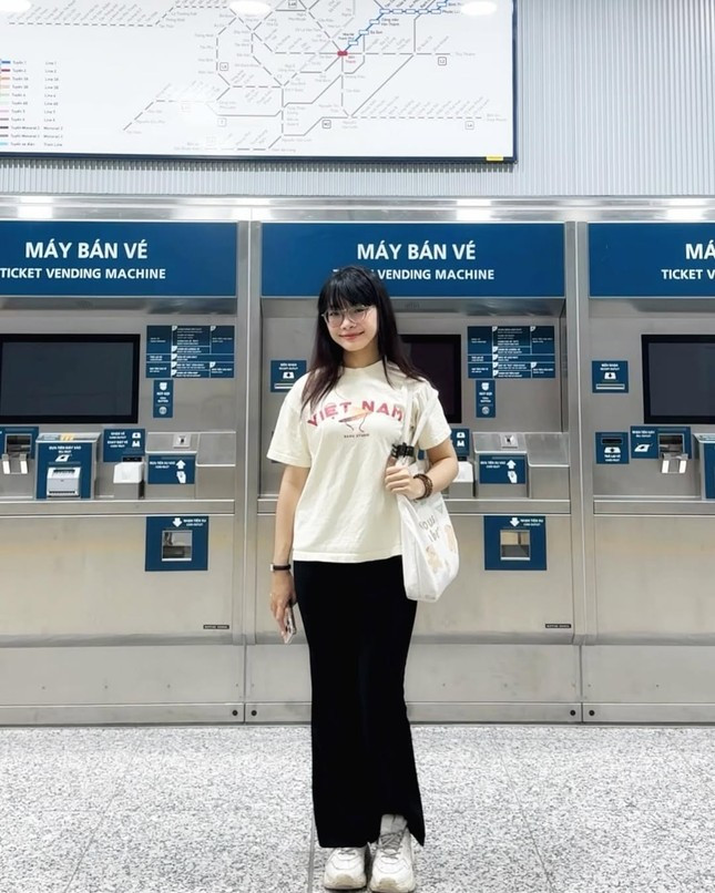 Tuyến Metro Bến Thành - Suối Tiên đang trong giai đoạn miễn phí vé, biến những chuyến tàu trở thành "tour du lịch" miễn phí cực kỳ hấp dẫn. Chính vì thế, nơi các máy bán vé chưa hoạt động trở thành địa điểm check-in cực ấn tượng.