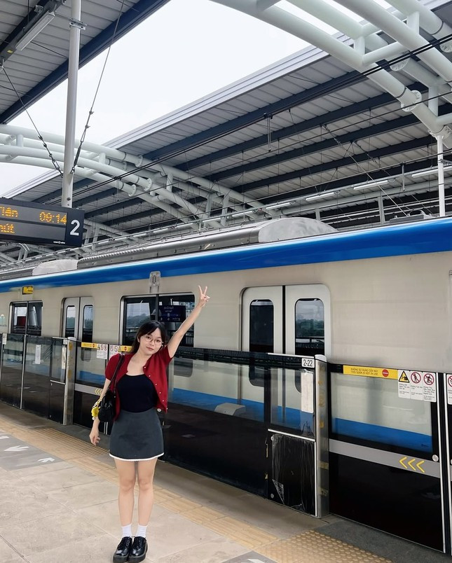 Chỉ cần đứng bên trong vạch an toàn, mọi người đã có thể tạo ra những bức ảnh độc đáo với khoảnh khắc tàu điện lướt qua.
