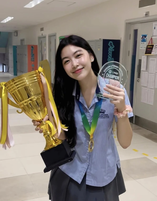 Lọ Lem cũng từng nhận được giải thưởng hội họa tại trường học. Cô bé đã tham dự cuộc thi Vẽ tranh Canvas tại Lễ hội Văn học Sài Gòn 2022, do Trường Quốc tế Mỹ TAS tổ chức với sự tham dự của các bạn học sinh đến từ nhiều trường quốc tế tại TP.HCM.