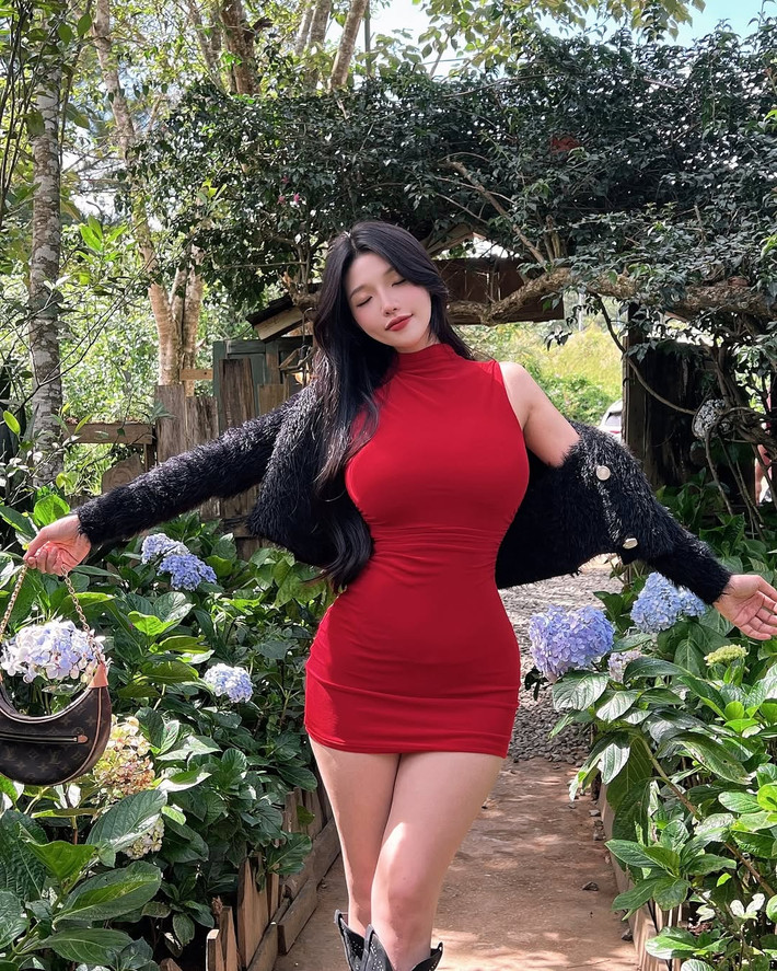 Nhờ thân hình cực phẩm, mọi outfit được cô nàng diện đều lên dáng cực kỳ xinh đẹp.
