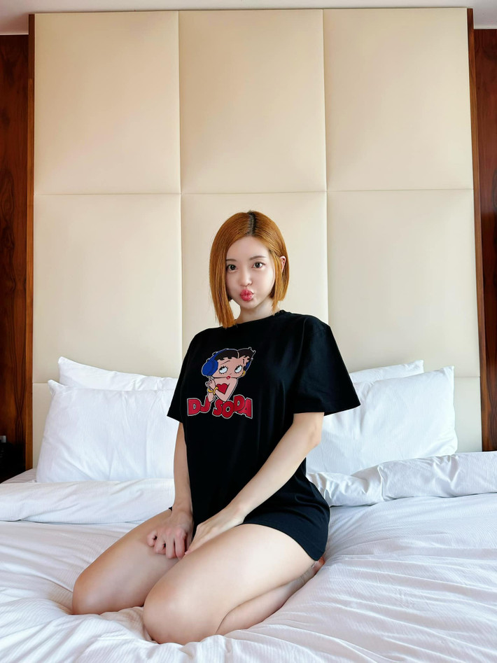 Soda là một trong những nữ DJ có tên tuổi phủ sóng trên nhiều quốc gia. Cô nàng có lịch trình diễn dày đặc vòng quanh thế giới, từ các nước châu Á qua châu Âu.