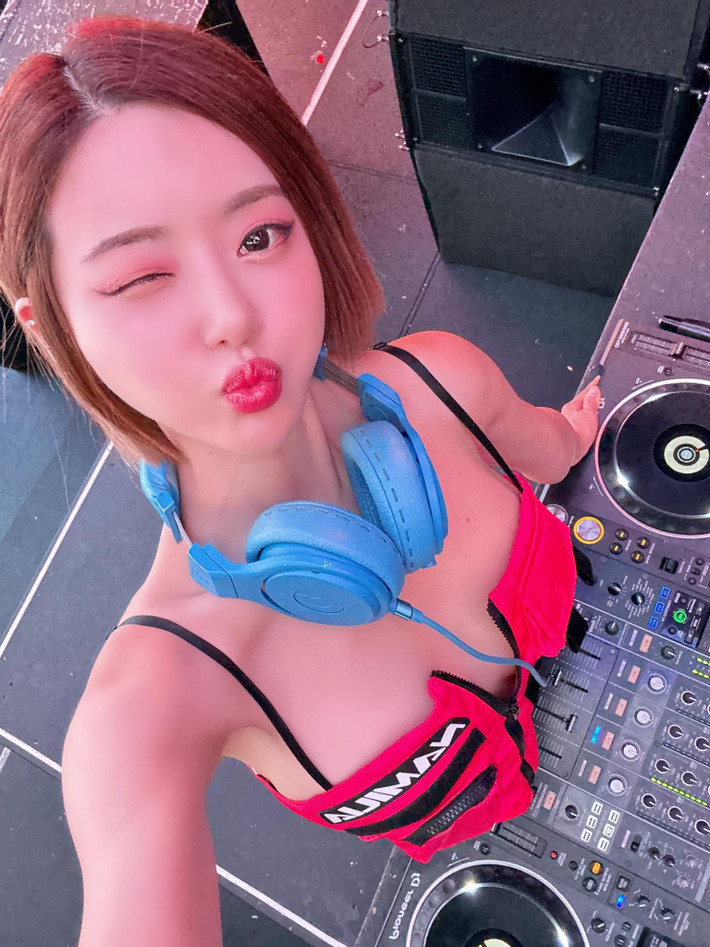 Sinh năm 1984, nữ DJ này đã 40 tuổi, thế nhưng vẫn sở hữu thân hình bốc lửa cùng gương mặt trẻ hơn tuổi thật rất nhiều.
