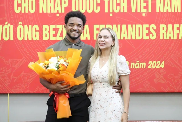 Hình ảnh dân dã "hòa tan" với cuộc sống ở Việt Nam của anh chàng tiền đạo khiến người hâm mộ cực kỳ thích thú. Trước đó, anh chàng hạnh phúc đăng tải hình ảnh ngày được nhận Quốc tịch Việt Nam bên cạnh bà xã. (Ảnh: FBNV)