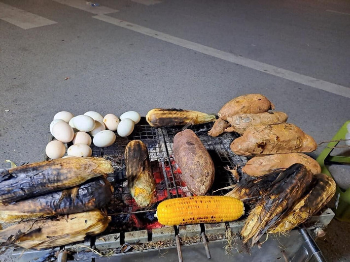 Trong tiết trời lạnh giá, một bắp ngô nóng hổi, một củ khoai nướng thơm lừng sẽ giúp cơ thể ấm lên nhanh chóng.