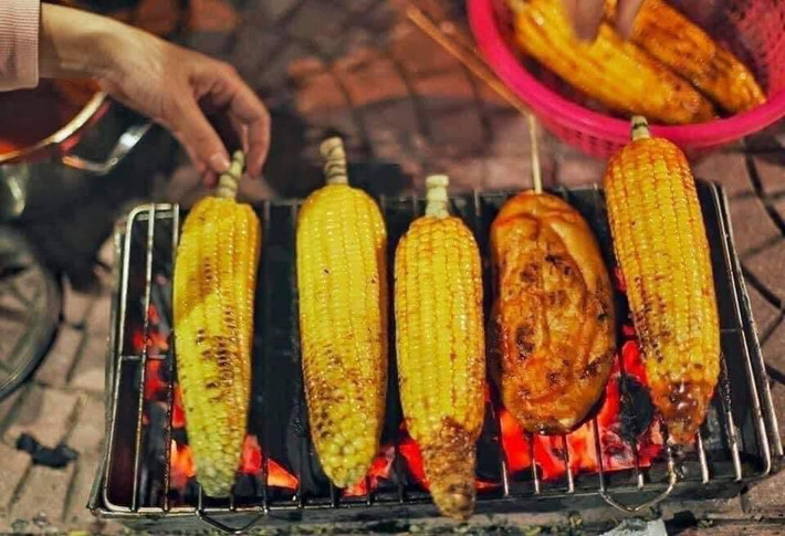 Vị ngọt bùi của ngô, vị bùi béo của khoai, hòa quyện cùng mùi thơm của than củi tạo nên một hương vị khó cưỡng.