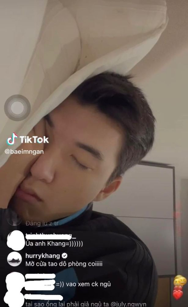 Trước đây, HIEUTHUHAI cũng không ít lần khiến người hâm mộ "bấn loạn" khi lên livestream. Có lần nam rapper còn ngủ quên trong khi trò chuyện cùng fan.