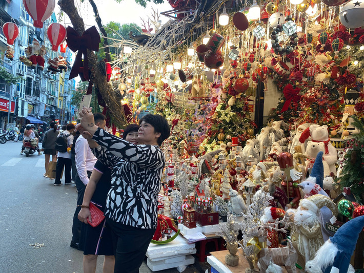Hàng Mã được trang trí rực rõ, chỉ cần giơ máy lên là có ảnh đẹp.