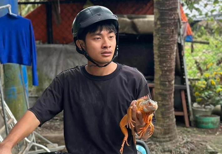 Trong những video của Lê Tuấn Khang, "đám giỗ bên cồn" dường như chỉ có trong truyền thuyết qua những câu thoại của bà Sáu, khiến nhiều người vô cùng tò mò. Một đoạn bài hát trong video với lời ca: "Bên cồn sao đám giỗ hoài dị, đám giỗ bình dân nhưng bên cồn thuê gánh hát" cùng hút rất nhiều lượt sử dụng. (Ảnh: Tiktok Lê Tuấn Khang)
