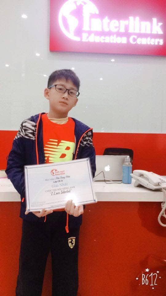 Ở phần giao lưu đầu chương trình, MC Khánh Vy giới thiệu ngoài giải ba môn Toán cấp tỉnh và giải ba môn Tiếng Anh cấp thành phố, Trung Hiếu từng giành huy chương bạc cuộc thi Toán trực tuyến VioEdu. (Ảnh: FBNV)