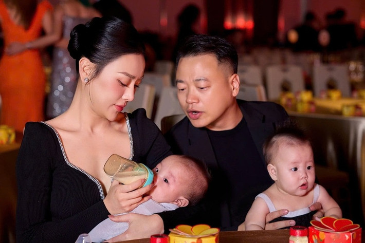 Trong suốt sự kiện, Shark Bình luôn thể hiện sự quan tâm đến vợ.