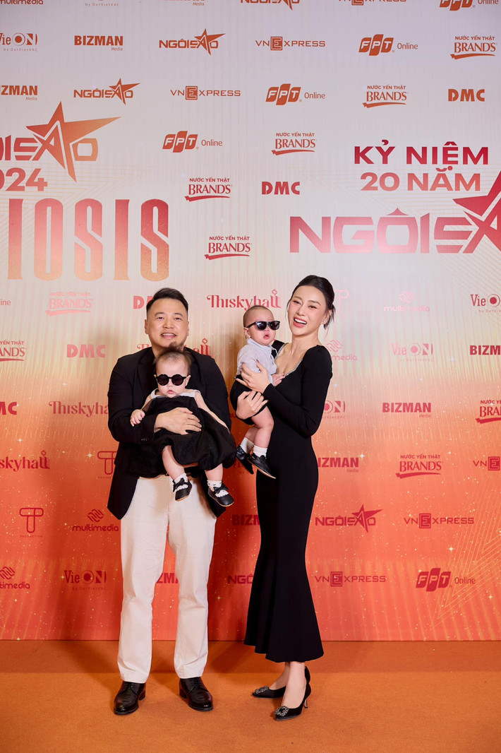 Đây cũng là lần đầu Shark Bình hộ tống vợ đi thảm đỏ sự kiện showbiz.