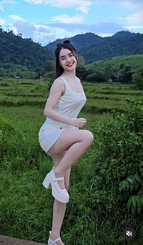 Cách ăn mặc của Yona Cươn cũng khiến nhiều người cho rằng đang bị "quá tuổi". Cô nàng dạo gần đây chăm chỉ diện những thiết kế váy ngắn cũn cỡn, áo ôm sát cơ thể hơn.