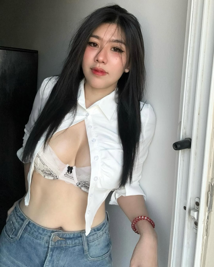 Niparat Konyai là một cái tên khá nổi tiếng trong cộng đồng mạng, đặc biệt là ở Thái Lan. Cô nàng được biết đến với vẻ đẹp nóng bỏng, phong cách thời trang táo bạo.