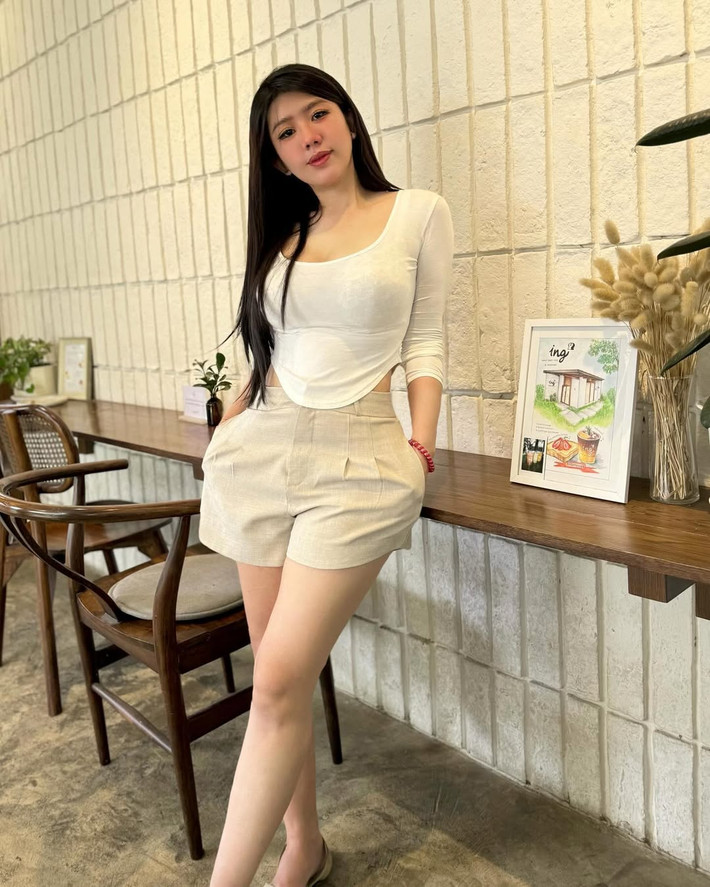 Niparat Konyai lựa chọn trang phục giản đơn gồm áo thun ôm sát cùng quần short.