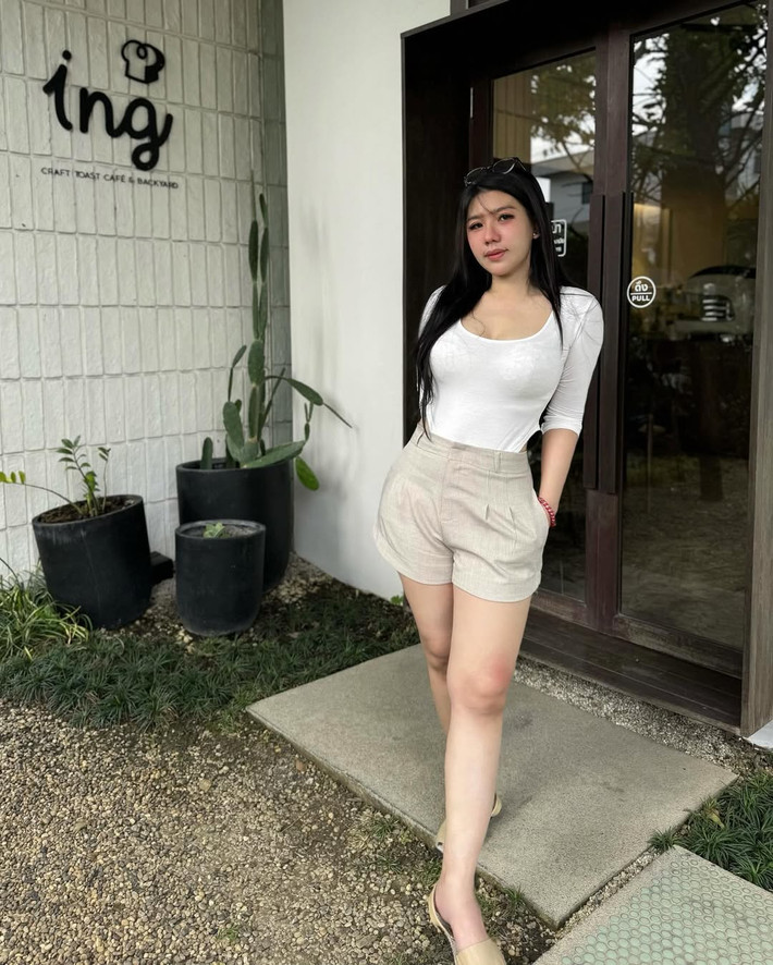 Không diện những thiết kế cắt xẻ sâu như mọi khi nhưng nàng hot girl Thái Lan vẫn gây ấn tượng bởi biểu cảm quyến rũ.