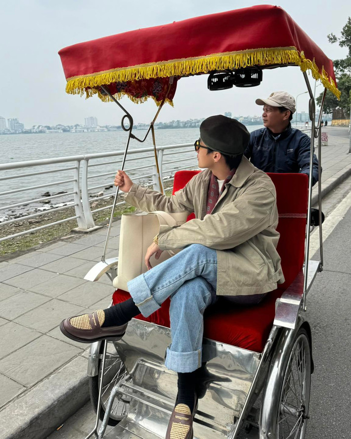 Chỉ sau ít phút, người hâm mộ nhanh chóng tìm được danh tính người đàn ông đạp xích lô, chở nam ca sĩ là anh Phạm Đức Tuyên (quê Nam Định). (Ảnh: Sơn Tùng M-TP)