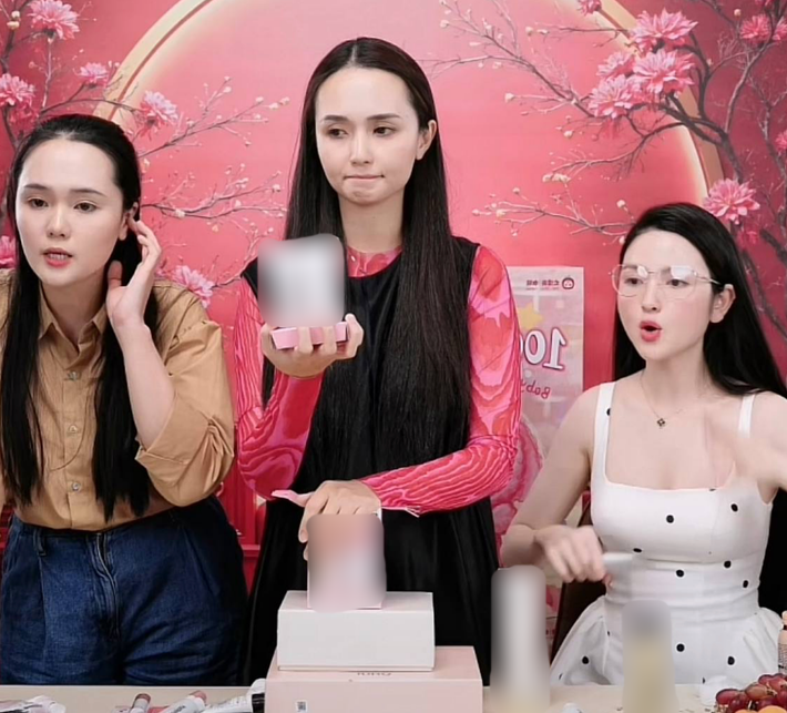 Đặc biệt trong cuối năm 2024, Chu Thanh Huyền đánh dấu sự phát triển khi mở rộng mạng lưới livestream, kết hợp với các KOL hay celeb bán hàng khác như Hoa hậu Hương Giang, hay mới đây là màn kết hợp với Quỳnh Anh (bà xã Duy Mạnh).