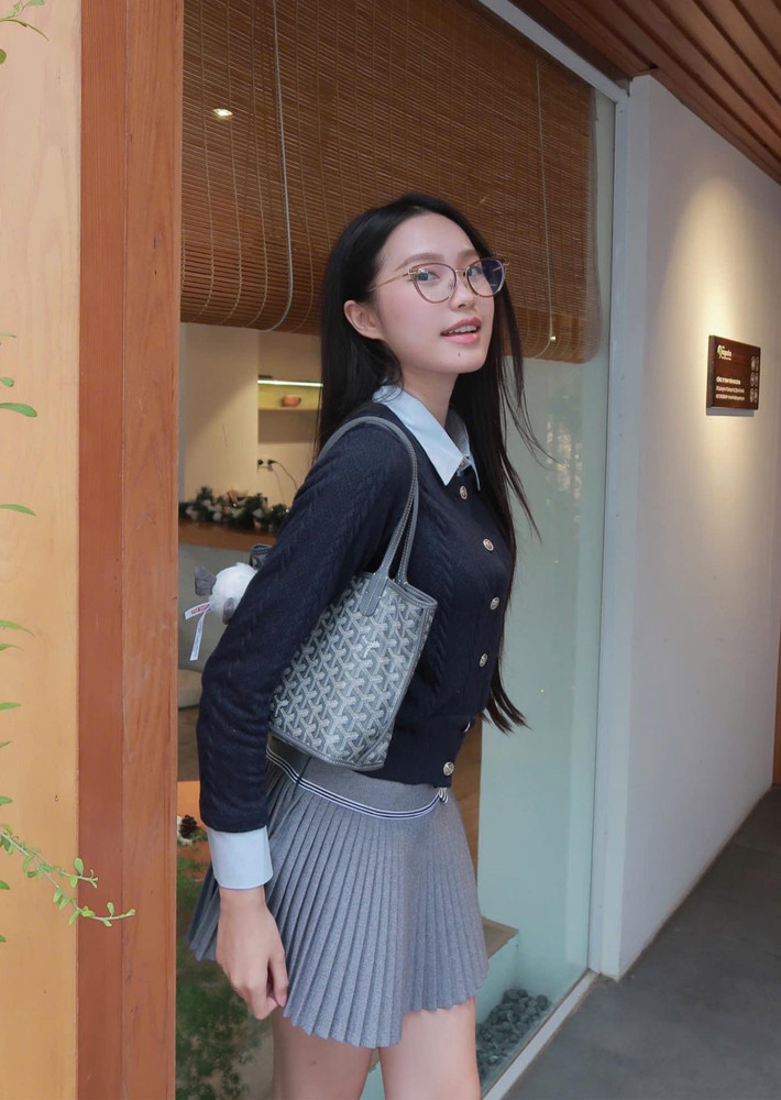 Trước đó, cô nàng luôn gắn với hình ảnh sang chảnh, hầu như chỉ nhận nhận quảng cáo, booking từ nhãn hàng, gắn link affiliate và xây dựng thương hiệu kinh doanh riêng của mình.