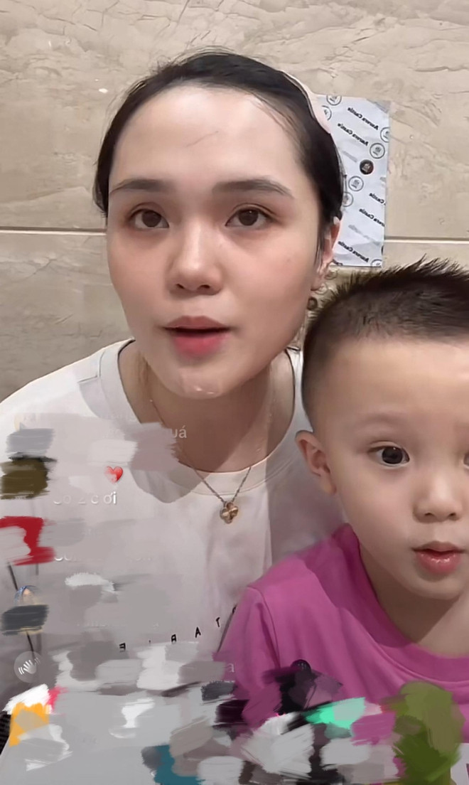 Việc bà xã Duy Mạnh - Quỳnh Anh xuất hiện livestream cùng với Chu Thanh Huyền khiến nhiều người không quá bất ngờ, bởi cô nàng bình thường vẫn luôn rất chăm chỉ livestream và có hoạt động kinh doanh sôi nổi để kiếm nhiều nguồn thu nhập.