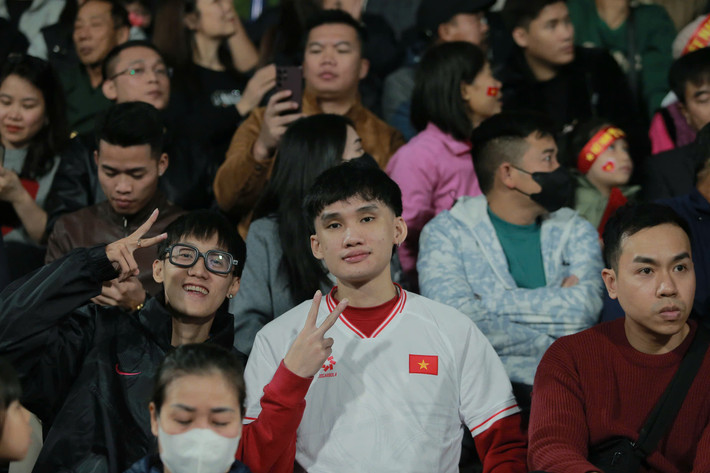 Ngoài ra, nhiều gương mặt nổi tiếng khác như streamer Boongminz cũng có mặt trên khán đài để cổ vũ cho ĐT Việt Nam.