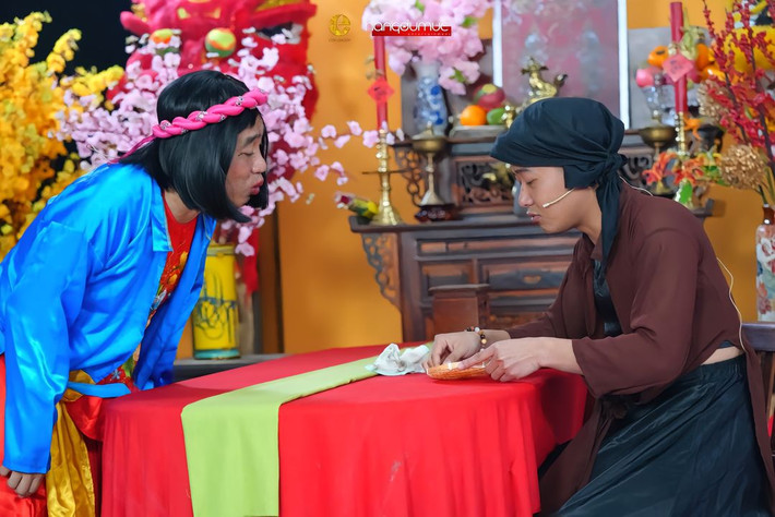 Một phân cảnh độc đáo trong câu chuyện Tấm Cám được team Quang Linh biến tấu. Để có thể được đi trẩy hội, Quang Linh - trong vai cô Tấm phải nhặt hết lông Yến trong một tổ yến ra. Cách lồng ghép chuyện cổ tích với sản phẩm kinh doanh của team Quang Linh khiến nhiều người ấn tượng vì sự độc đáo.