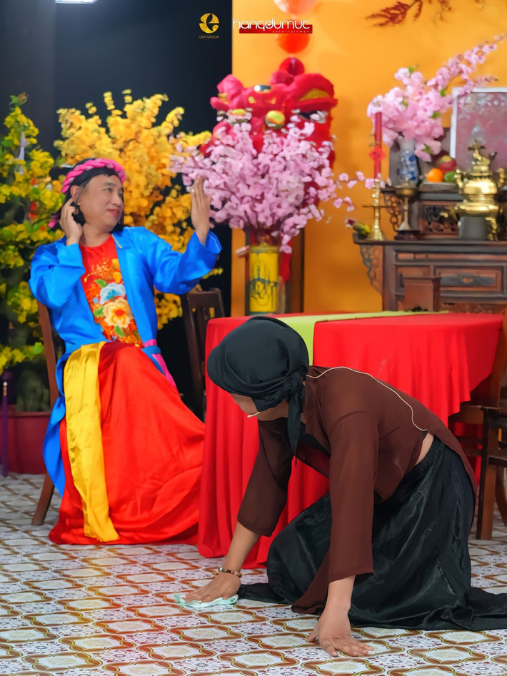 Anh chàng diễn lại cảnh làm việc nhà, dưới cái nhìn "độc ác" là mụ dì ghẻ do Tiến Nguyễn - một thành viên trong team Quang Linh thủ vai.