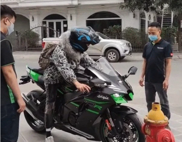 Tên cướp ngân hàng mê xe phân khối lớn và màn 'chốt đơn' như đại gia