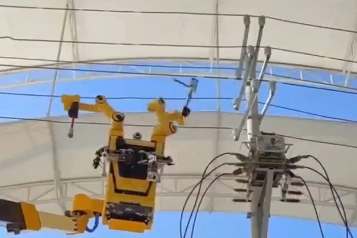 Robot Trung Quốc lần đầu sửa điện trực tiếp 10 kV
