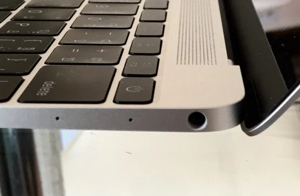 Hơn 90% người dùng MacBook không biết công dụng 2 lỗ nhỏ 
