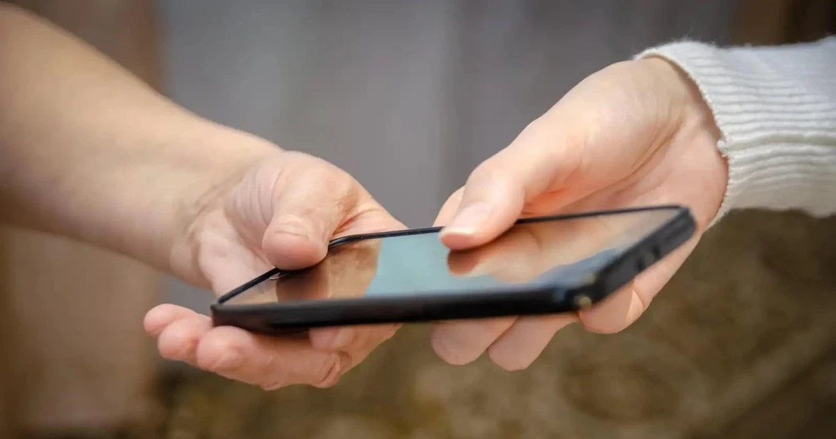 Cho mượn điện thoại, bí kíp 5 giây khóa chặt dữ liệu 