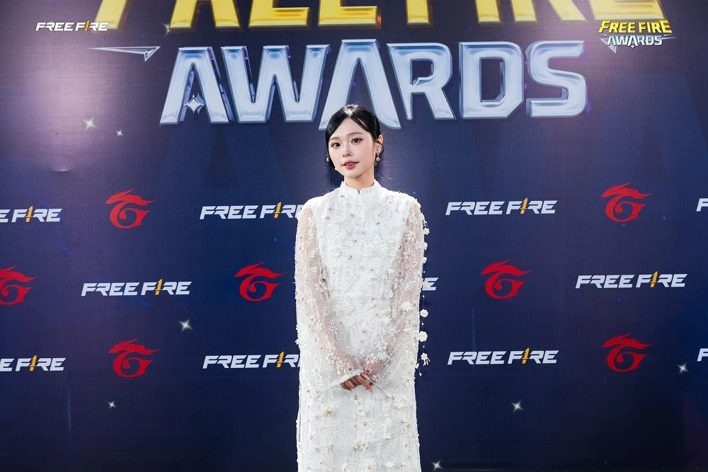 MC Yoonsul diện áo dài trắng, fan rộn ràng đón Tết