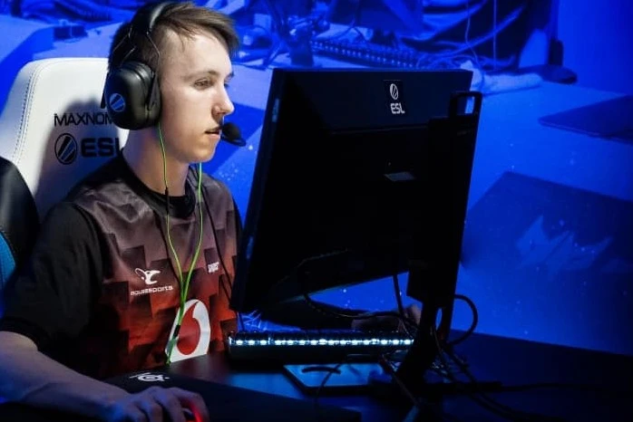 Giải mã thói quen game thủ dí sát mắt vào màn hình