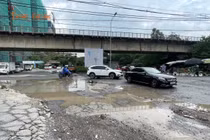 Mặt đường chi chít hố sâu trên tuyến cửa ngõ phía Bắc Hà Nội