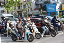 Người Hà Nội chuyển sang xe máy điện trong xu hướng giao thông xanh