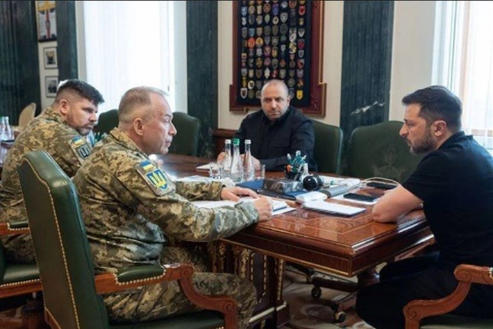 Trước tình hình này, Tổng thống Zelensky đã triệu tập một cuộc họp quân sự cấp cao, để thảo luận về tình hình chiến sự tại thành phố Pokrovsk và Kostiantynivka. Mặc dù Tổng tư lệnh AFU, tướng Syrsky liên tục đảm bảo rằng, AFU có thể cầm cự, nhưng Tổng thống Zelensky vẫn tỏ ra lo lắng. Tình hình chiến sự quá bất lợi cho AFU.