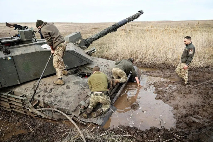 Trong khi xung đột Ukraine đang diễn biến theo chiều hướng ác liệt, thì các chuyên gia phương Tây ngày càng hoài nghi về khả năng của AFU, không chỉ trong việc tổ chức phản công, mà ít nhất là trong việc ngăn chặn cuộc tấn công mùa hè của RFAF đang diễn ra nhanh chóng, tại một số địa điểm nhất định.