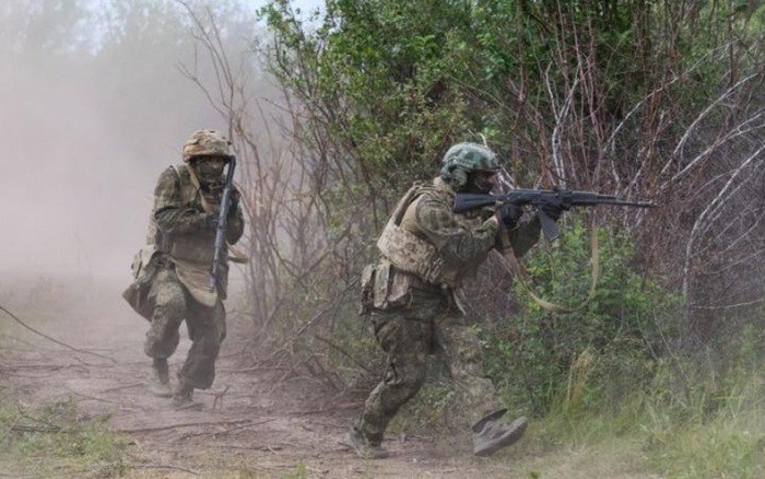 Mặt trận Kupyansk cho thấy rõ ràng cả Nga và Ukraine đều đang gặp khó khăn. AFU thiếu quân số và các phương pháp phản công hiệu quả, phải dựa vào việc điều chỉnh quân số và phòng tuyến để cầm cự. Mặc dù RFAF đã đạt được tiến triển trên nhiều mặt trận, nhưng họ cũng đang phải đối mặt với tình trạng thiếu quân số tấn công, khiến việc nhanh chóng chiếm giữ các khu vực trọng điểm trở nên khó khăn.