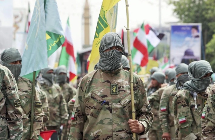 Nhánh thứ ba là lực lượng dân quân Iran Basij (do IRGC chỉ huy), có khoảng 450.000 dân quân, để đảm bảo an ninh nội bộ, cũng như một số lượng lớn cảnh sát, an ninh nội bộ, tình báo và nhân viên an ninh.