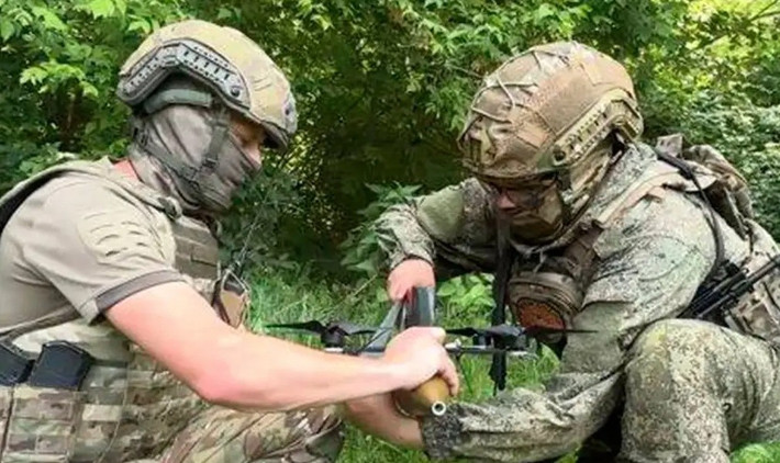 Kênh Zhytomyr của Ukraine cho biết, “Đúng vậy, quân Nga đã đổ bộ vào thành phố, nhưng “những chú chim Magyar (đơn vị UAV tinh nhuệ của AFU)” bắt đầu tấn công họ một cách tích cực, do đó quân Nga đã sớm phải rút lui”.