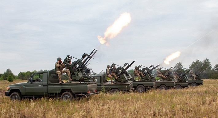 Kết quả là, hệ thống phòng không Ukraine sẽ bước vào tình trạng suy thoái chiến lược và bế tắc. Để thực hiện một kịch bản như vậy, trước hết, cần có nguồn cung cấp nguyên liệu thô và các nguồn lực cần thiết ổn định. Điều này Nga có thể làm được, minh chứng là qua hơn 3 năm xung đột với Ukraine, sản xuất công nghiệp quốc phòng của Nga tăng với số lượng lớn.