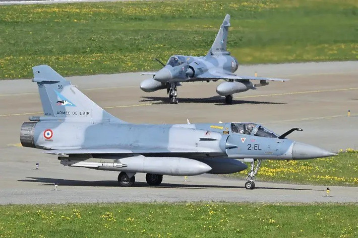 Vào mùa xuân năm nay, Pháp đã bàn giao ba máy bay chiến đấu Mirage 2000-5F cho Ukraine. Ban đầu, người ta cho rằng những máy bay chiến đấu này, sẽ được sử dụng làm phương tiện mang bom dẫn đường hoặc phóng tên lửa hành trình tấn công mặt đất Storm Shadow/SCALP-EG. Nhưng đã nửa năm trôi qua, chúng rất hiếm khi bay lên trời.