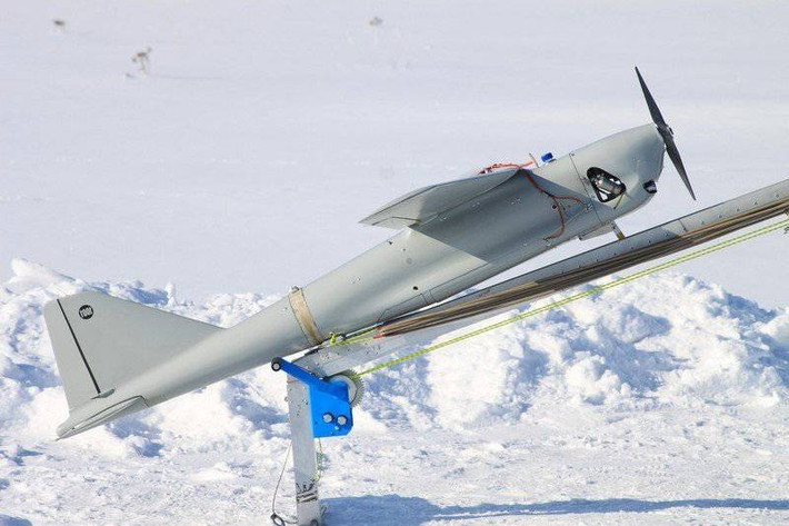 Về chiến tranh tình báo, Nga sử dụng UAV trinh sát với số lượng lớn, theo dõi chuyển động của lực lượng thiết giáp quân đội Ukraine 24 giờ một ngày. Hệ thống tác chiến điện tử của Nga, đã xâm nhập được vào băng tần liên lạc của xe tăng tiêu chuẩn NATO. Còn các lực lượng tình báo mặt đất của Nga, cung cấp tọa độ triển khai xe tăng Ukraine.