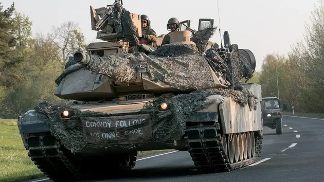 Về vấn đề Tổng thống Trump từng ngăn cản Australia cung cấp xe tăng chiến đấu chủ lực Abrams, mặc dù đã bị loại khỏi biên chế cho Ukraine, theo một quan chức Australia giấu tên tiết lộ, "Chúng tôi bắt đầu nghi ngờ liệu người Ukraine có thực sự muốn những chiếc xe tăng này hay không, do phần trên là điểm yếu nhất của Abrams, và giờ đây là cuộc chiến của UAV".