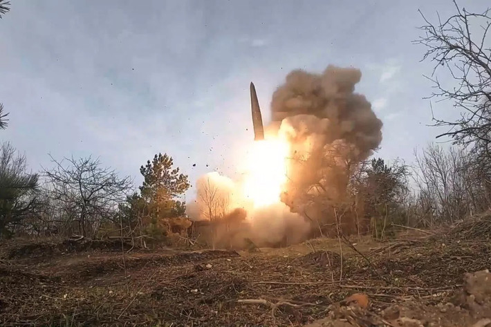Trang Ukraina.ru trích dẫn các nguồn giám sát cho biết, khoảng 400 UAV Geran-2 và Geran-3 đã được triển khai tiến hành đợt tấn công kỷ lục vào các mục tiêu trên khắp lãnh thổ Ukraine, thiêu rụi mọi thứ từ Kharkov tới Odessa. Kênh Condottiero dẫn nguồn tin thân Nga cho biết, đây là phản ứng trực tiếp của Moskva trước các vụ tấn công của Ukraine hôm 1/6.