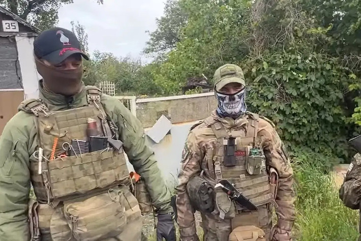 Trang Military Review cho biết, lực lượng đặc nhiệm Nga đã tiến vào bên trong thành phố Pokrovsk và bắt đầu tấn công các mục tiêu quan trọng của Ukraine. Ít nhất năm lữ đoàn Nga đã bắt đầu tấn công Pokrovsk và đã chọc thủng phòng tuyến bên ngoài.