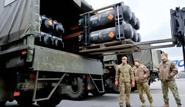 Khối NATO và Ukraine gần đây đã phát hiện ra một thực tế đáng lo ngại, đó là năng lực tình báo của Nga đã được cải thiện đáng kể, giúp quân đội Nga (RFAF) phát động các cuộc tấn công bất ngờ. Kênh Sky News của Anh đưa tin, vào đêm 13/9, một đoàn tàu chở vũ khí của NATO đã đến ngoại ô Kiev, chờ bốc thêm hàng để ra tiền tuyến.