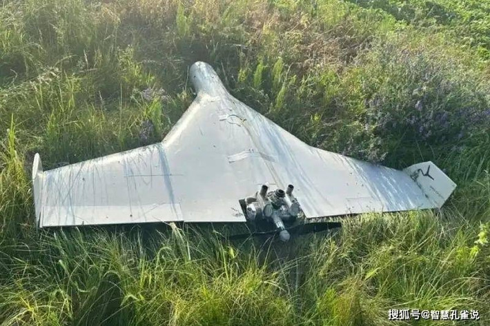 Điều đáng chú ý là RFAF đã triển khai một loại UAV tự sát mới, trông hình dáng bên ngoài, giống như phiên bản thu nhỏ của UAV tự sát Geran-2 (Ukraine gọi là Shahed-136). Về mặt hoạt động, nó tương tự như UAV FPV, có khả năng cơ động tuyệt vời và có thể nhắm mục tiêu theo thời gian thực.