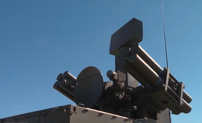 Hệ thống bao gồm một radar trinh sát, sử dụng radar xung Doppler Mirador IV băng tần S, tầm phát hiện mục tiêu lên đến 20 km với máy bay chiến đấu, và hai đến bốn bệ phóng, mỗi bệ có tám tên lửa VT-1, sử dụng động cơ nhiên liệu rắn Morton Thiokol, đạt tốc độ Mach 3,5 và có thể cơ động ở 35G, khiến nó cực kỳ hiệu quả đối với các mục tiêu có khả năng cơ động lắt léo.