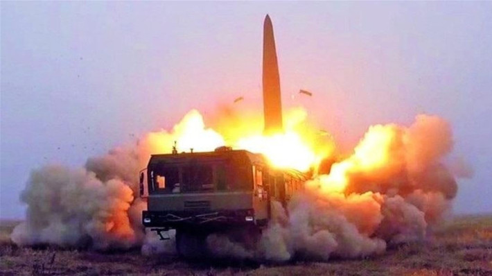 Những tên lửa của quân đội Nga được dùng trong cuộc tấn công vào Ukraine là tên lửa siêu thanh Kinzhal, tên lửa đạn đạo chiến thuật Iskander-M, tên lửa hành trình Iskander-K và Kalibr, tên lửa phòng không S-300, được sửa đổi để tấn công mục tiêu mặt đất.