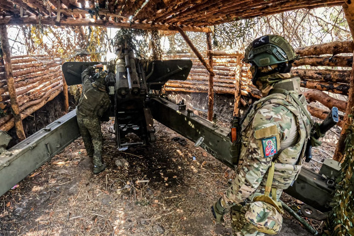 Ở phía nam Mirnohrad, các đơn vị RFAF đang tấn công các vị trí của Ukraine ở ngoại ô thành phố và chiến đấu giành lại Sukhoi Yar. Tuyến đường sắt gần vùng ngoại ô phía bắc thị trấn Rodinske đã bị cắt đứt hoàn toàn, và đường cao tốc M-30 đang bị quân Nga phong tỏa bằng hỏa lực tại khu vực khe núi Vodyanoy Yar (cách Grishino 5 km về phía nam).